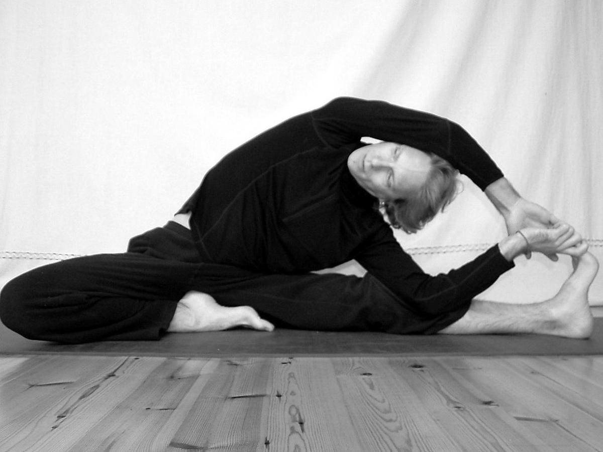 sudaka en parivrtta janu sirsasana sudaka en parivrtta janu sirsasana